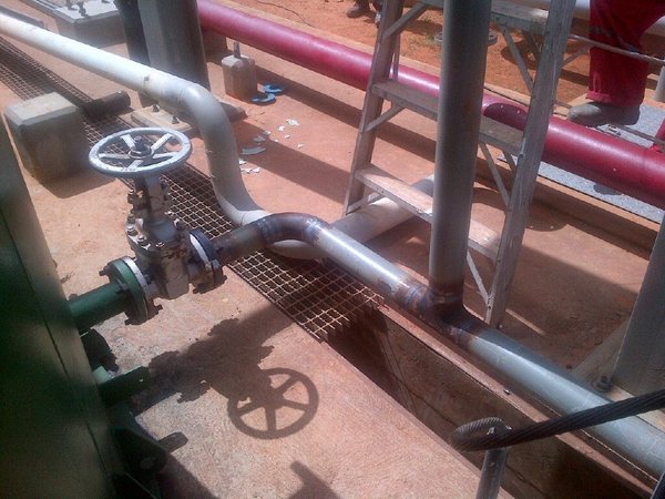 Piping with valves and supports, fabricated and installed by Tanzaca at the Pigap II thermoelectric plant, El Tejero.