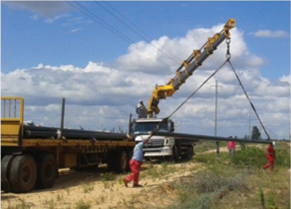 Pipe lifting maneuver with an articulated crane during laying.