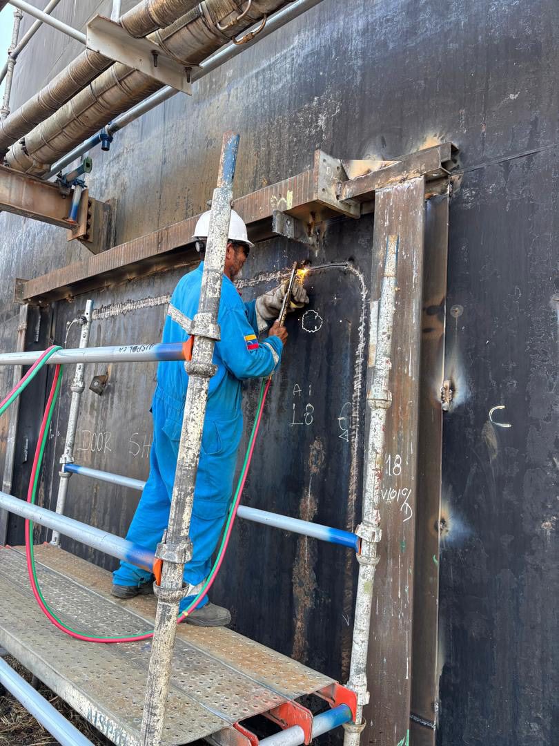 Maintenance work on an oil storage tank, Anzoátegui (Tanzaca project).